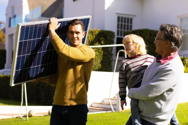 Familie und Freunde mit Solarpanel