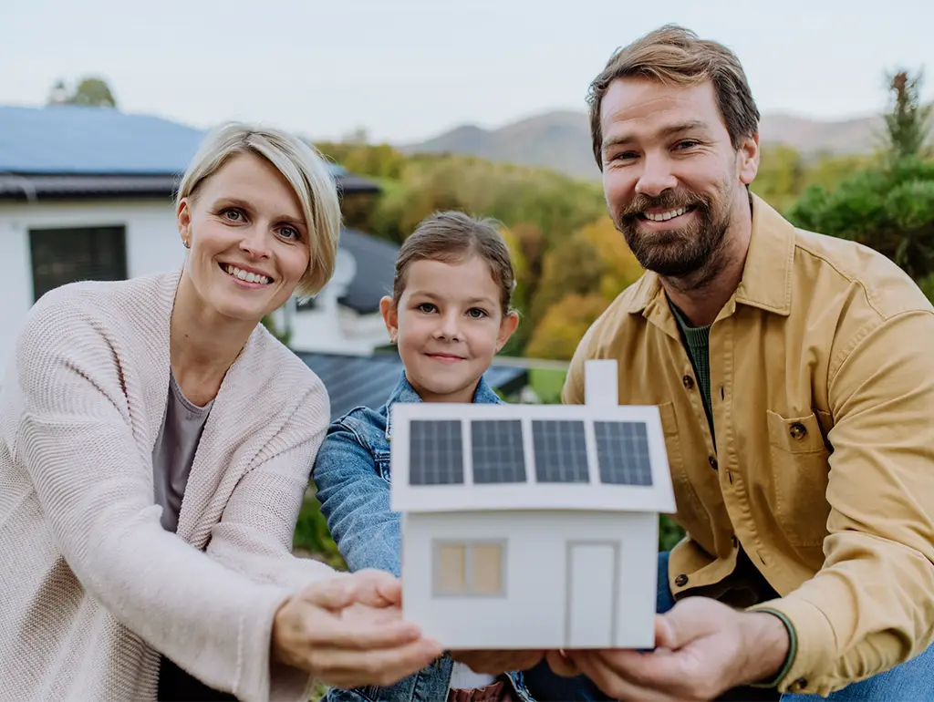 Glückliche Familie mit rundum Solar-Paket